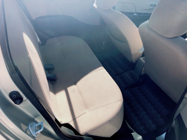 軽自動車のレンタカーの側後部座席