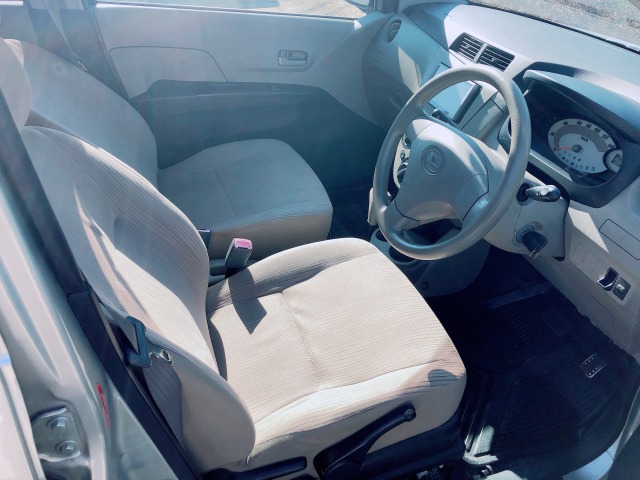 軽自動車のレンタカーの運転席