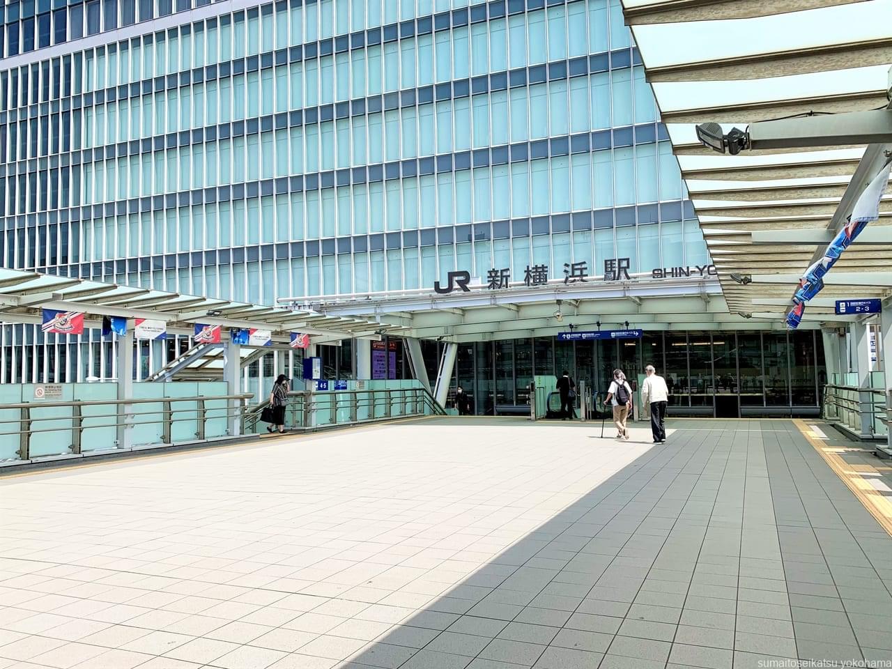 新横浜駅の駅舎と歩行者デッキ