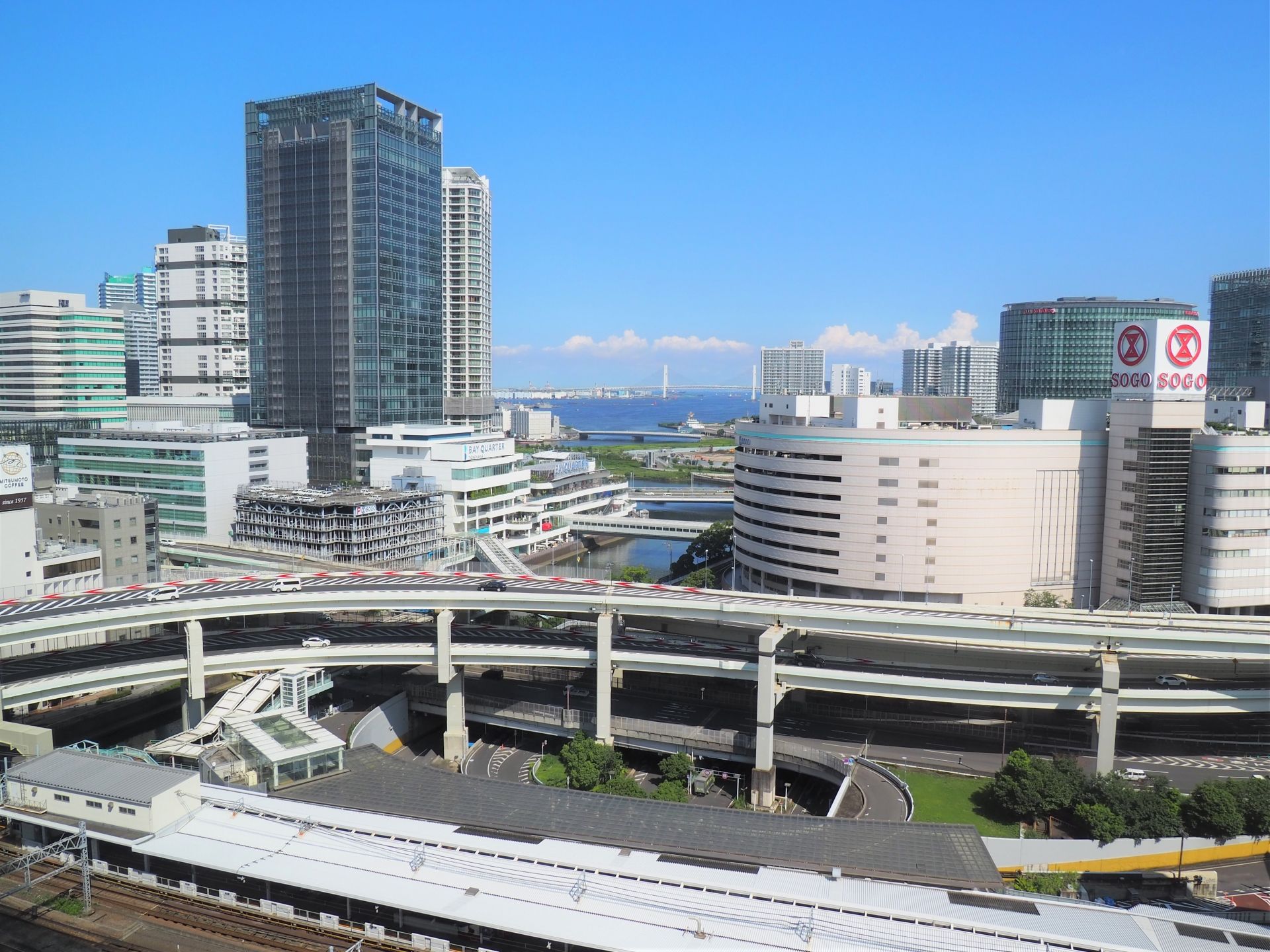 横浜駅東口周辺と横浜港へ続く街並み