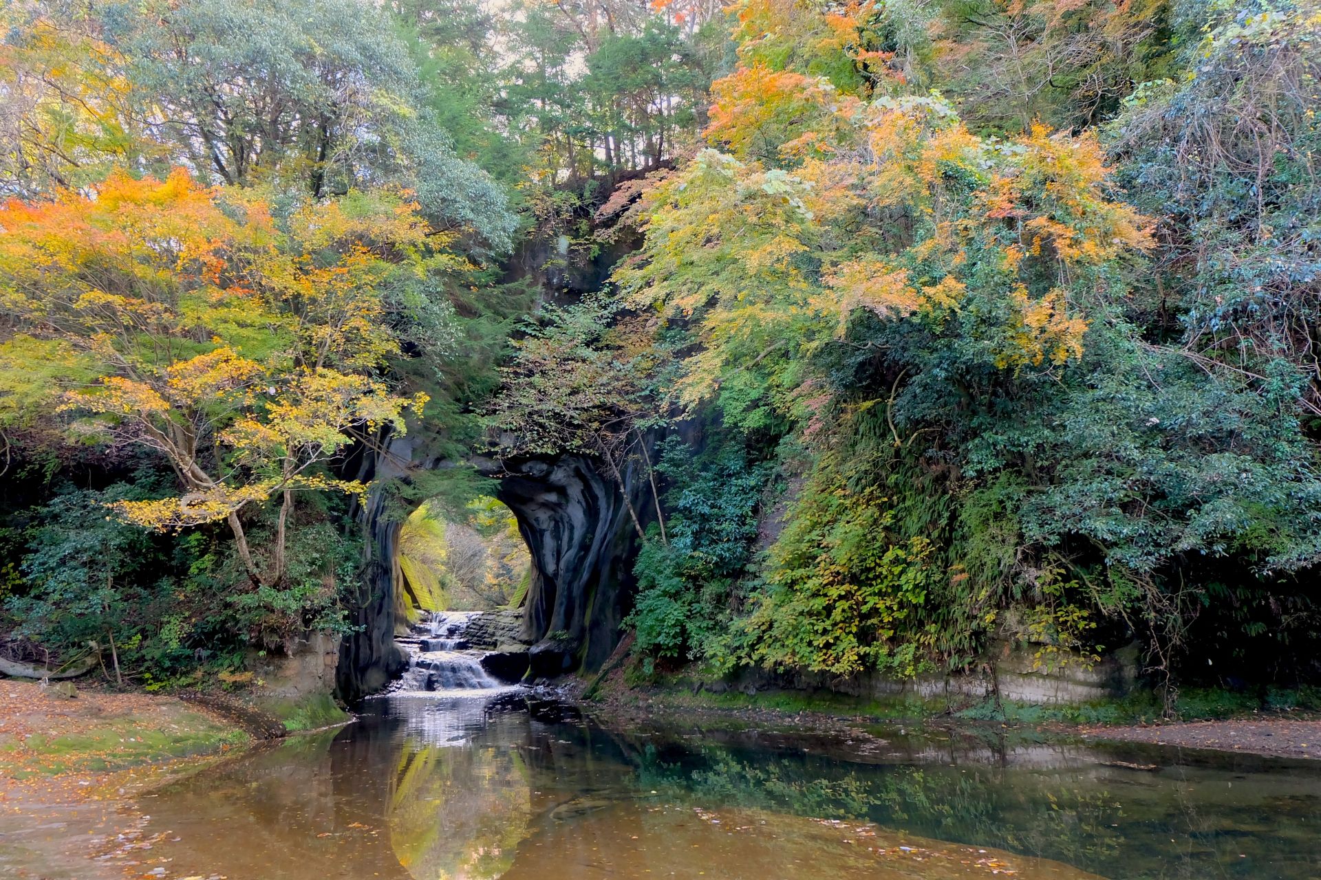 濃溝の滝・亀岩の洞窟