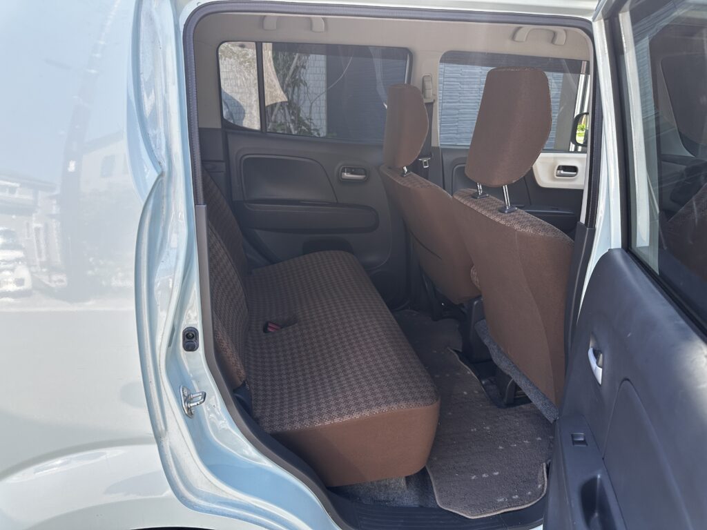 軽自動車のレンタカーモコの後部座席
