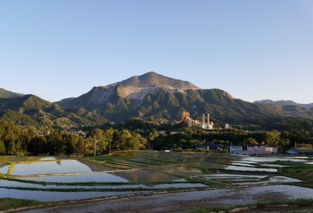 武甲山と棚田