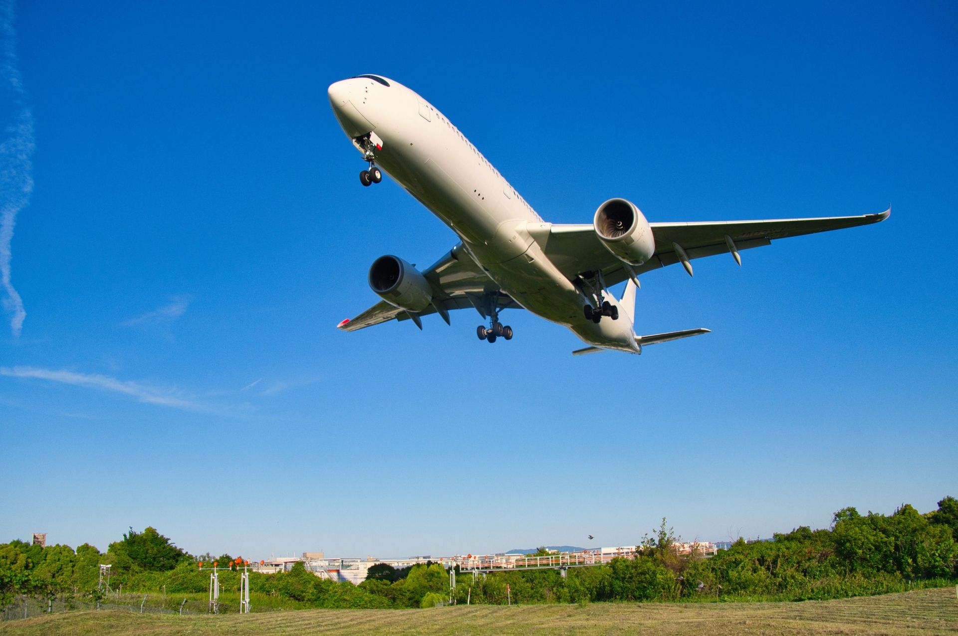 千里川土手から見る飛行機