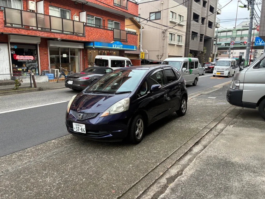 世田谷区経堂の住宅街で撮影したホンダ・フィット(GE6)。マンスリーレンタカーの宅配納車風景