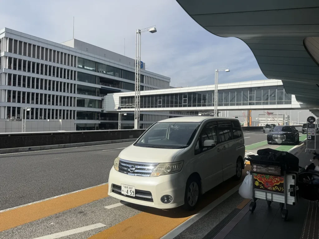 2月6日 羽田空港第2ターミナルで出張のお客様へ日産セレナを宅配納車