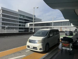 2月6日 羽田空港第2ターミナルで出張のお客様へ日産セレナを宅配納車