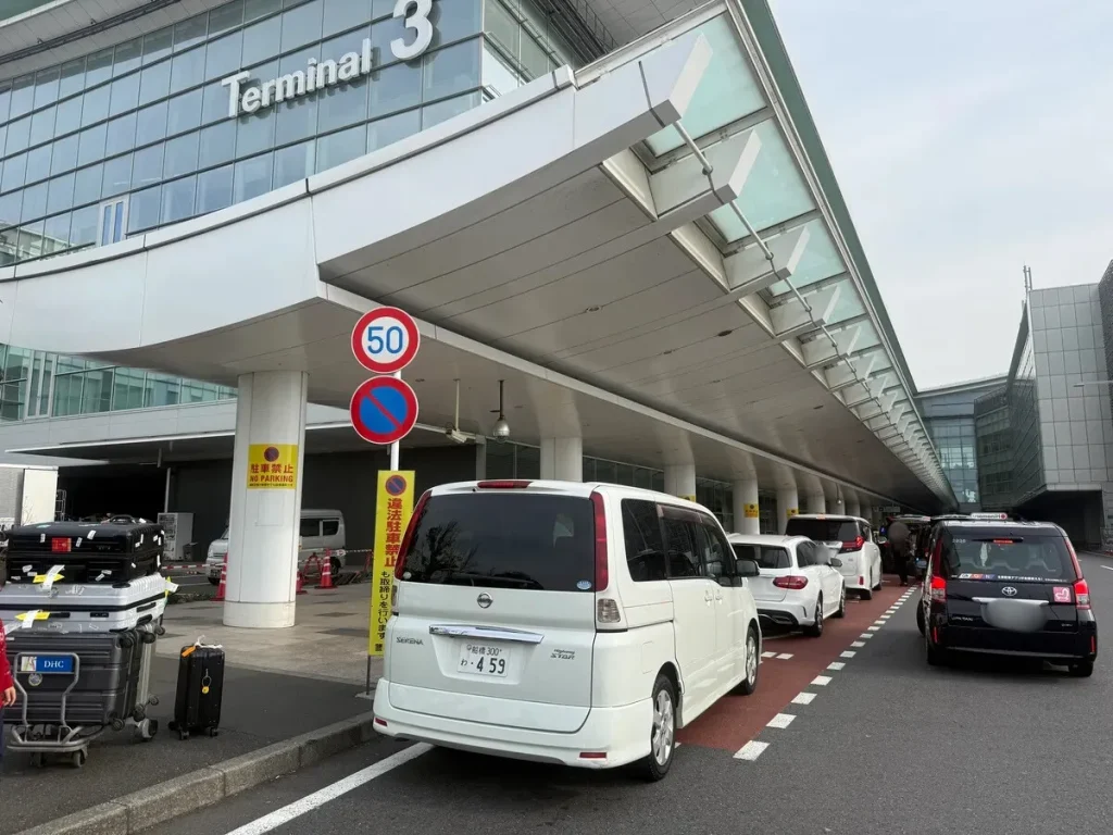 2026年2月14日 羽田空港第3ターミナルで海外から一時帰国のお客様へ日産セレナを宅配納車