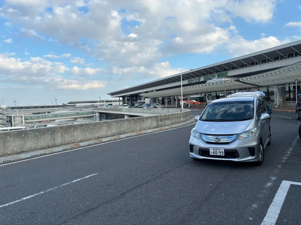 2026年2月22日 成田空港第1ターミナルで一時帰国のお客様へフリードHVを宅配納車