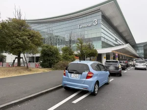 2026年3月2日 羽田空港第3ターミナルで旅行のお客様へホンダ フィットを宅配納車