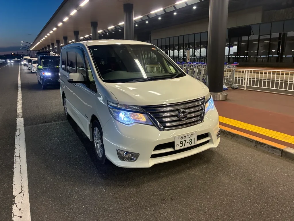 2026年4月21日 成田空港第二ターミナルで一時帰国のお客様へ日産セレナを宅配納車