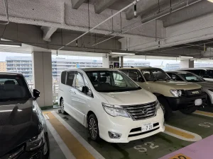 2026年4月23日 羽田空港で旅行のお客様へ日産セレナHVを宅配納車