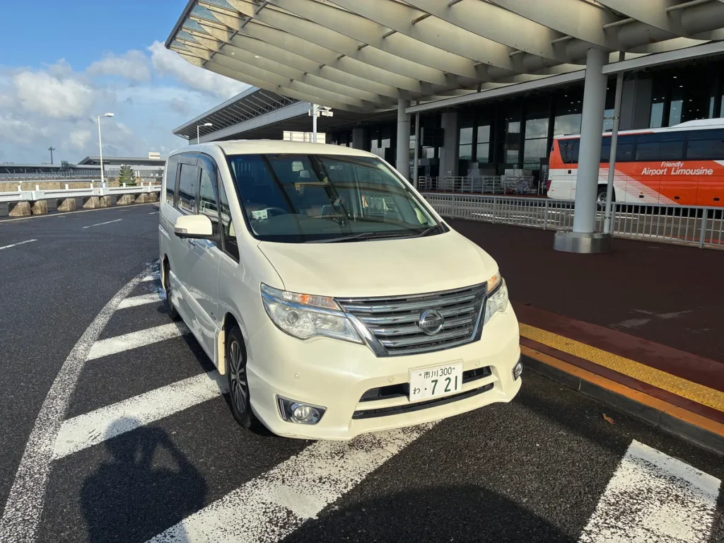 2026年5月1日 成田空港で一時帰国のお客様へ日産 セレナHVを宅配納車