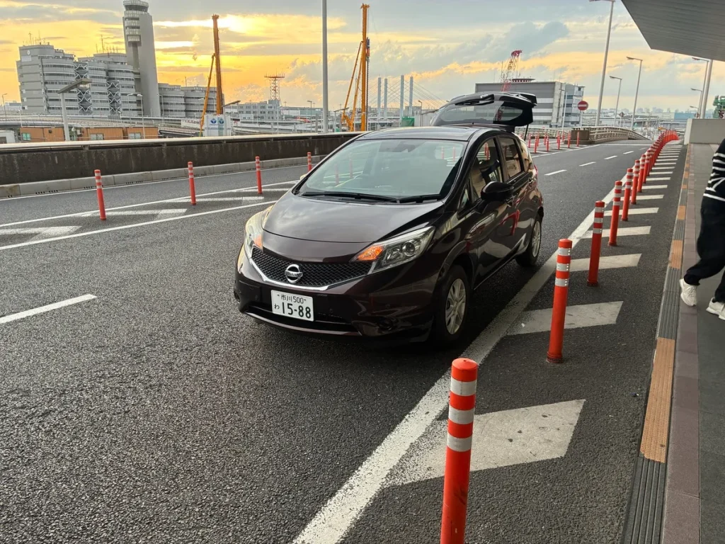 2026年5月4日 羽田空港第2ターミナルで一時帰国のお客様へ日産ノートを宅配納車