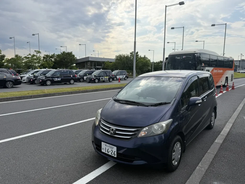 2026年6月12日 羽田空港第3ターミナルで旅行のお客様へフリードを宅配納車