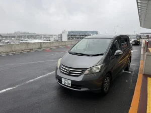 2026年6月15日 成田空港第1ターミナルで一時帰国のお客様へフリードを宅配納車