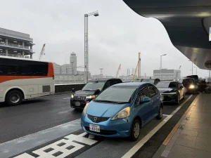 2026年6月25日 羽田空港第2ターミナルで旅行のお客様へフィットを宅配納車