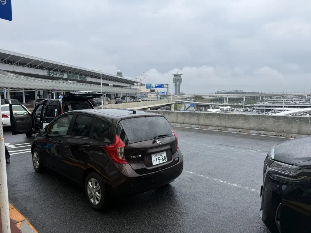 2026年6月28日 成田空港第1ターミナルでホーチミンからの一時帰国のお客様へノートを宅配納車