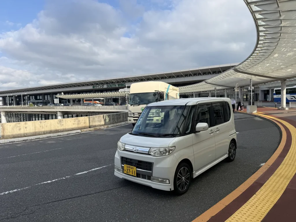 2026年6月29日 成田空港第1ターミナルでカナダ・カルガリーからの一時帰国のお客様へタントを宅配納車