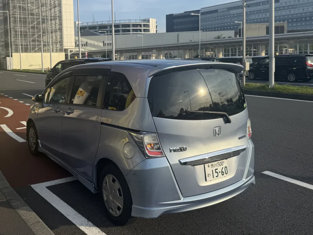 2026年7月8日 羽田空港第3ターミナルで一時帰国のお客様へフリードHVを宅配納車