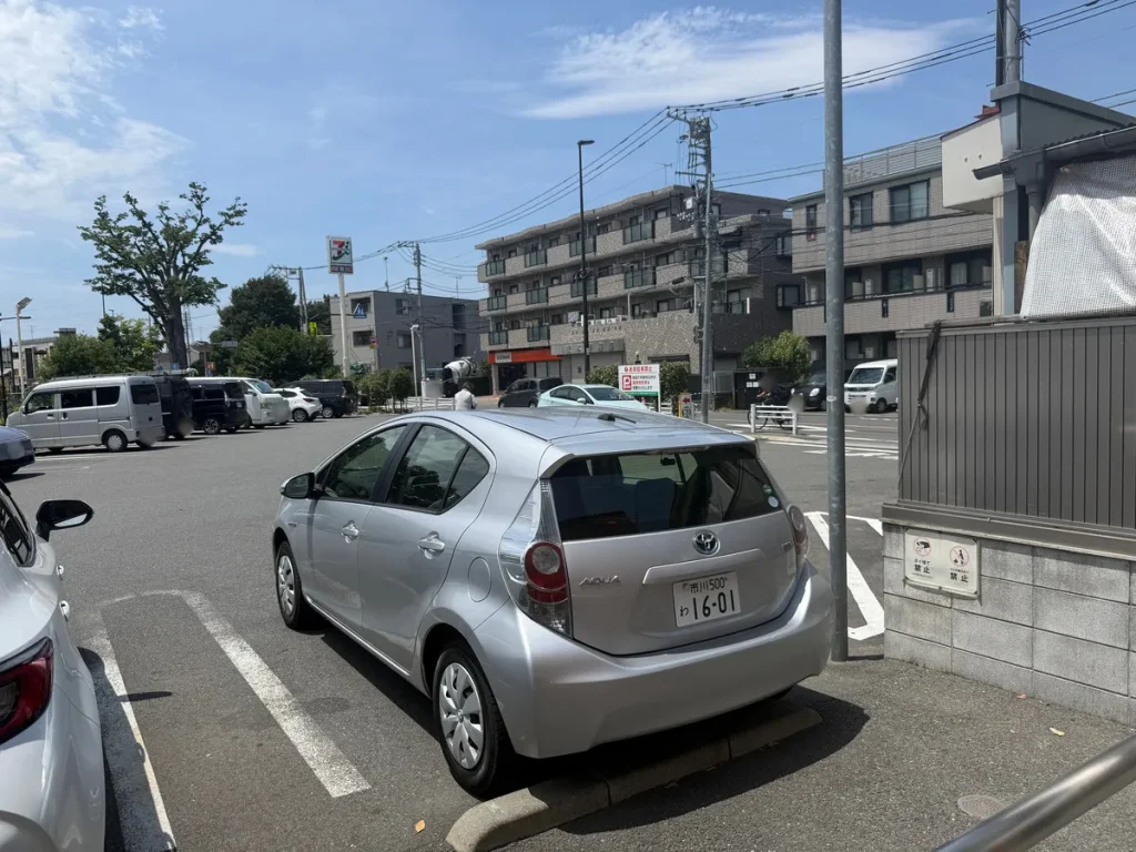 2026年7月30日 セブンイレブン杉並久我山人見街道店で故障代車のお客様へアクアを宅配納車