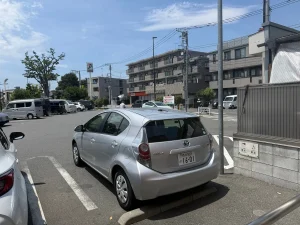 2026年7月30日 セブンイレブン杉並久我山人見街道店で故障代車のお客様へアクアを宅配納車