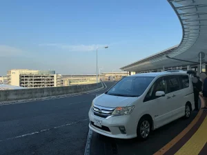 2026年8月24日 成田空港第1ターミナルで帰省のお客様へ日産セレナHVを宅配納車
