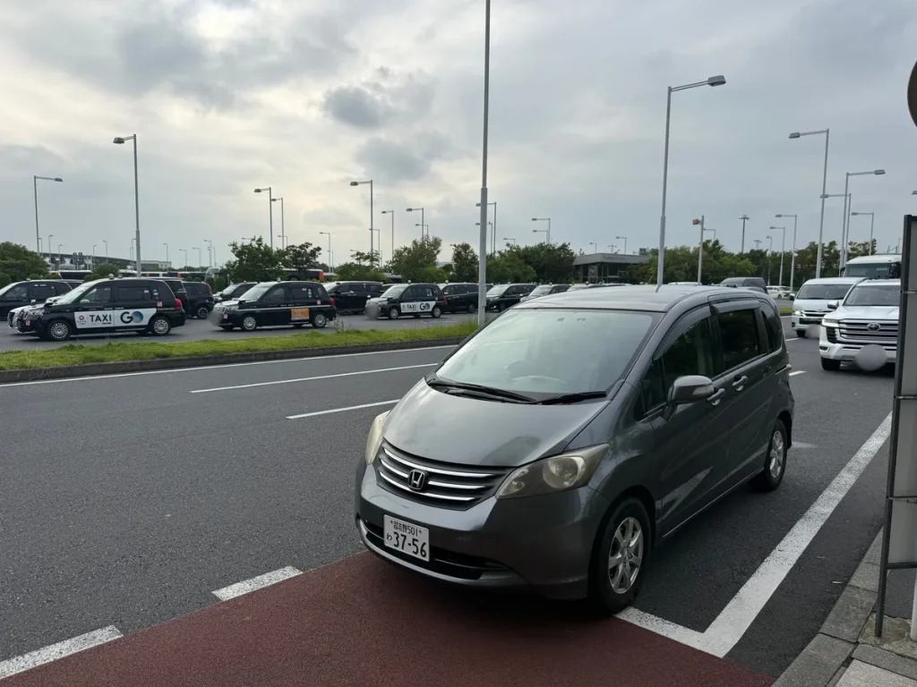 2026年8月30日 羽田空港第3ターミナルで旅行のお客様へホンダ フリードを宅配納車
