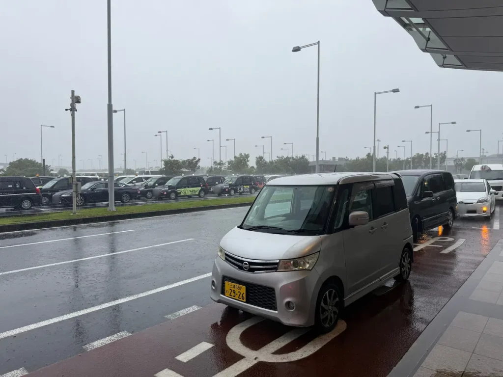 2026年9月21日 羽田空港第3ターミナルで一時帰国のお客様へ日産 ルークスを宅配納車
