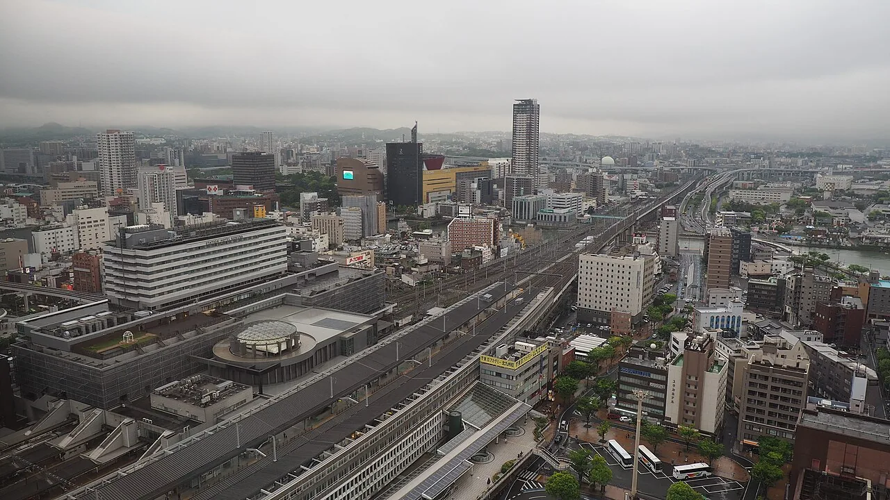 北東から見た小倉駅と周辺市街地