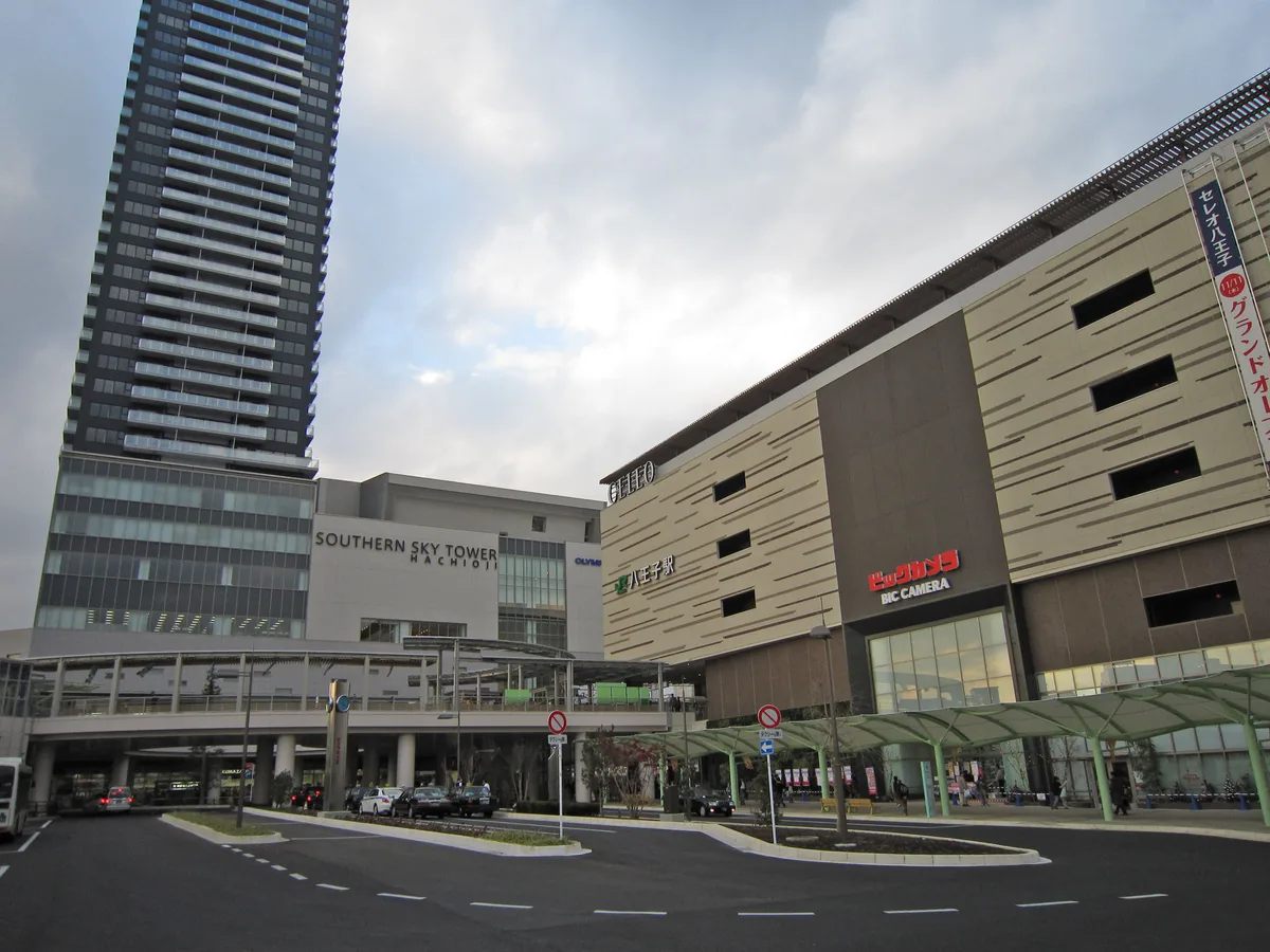 JR八王子駅南口のサザンスカイタワー八王子と歩行者デッキ