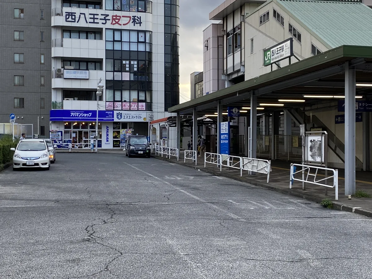 JR西八王子駅南口の駅舎と駅前