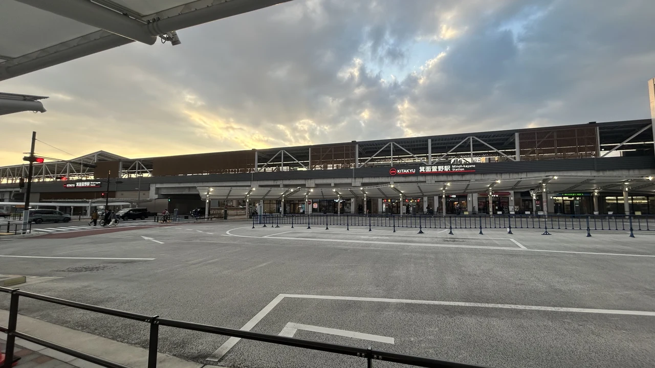 北大阪急行 箕面萱野駅の駅舎と南側の交通広場
