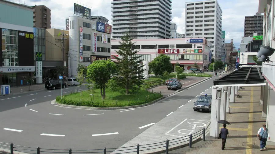 香里園駅西口ロータリーとライフ香里園店