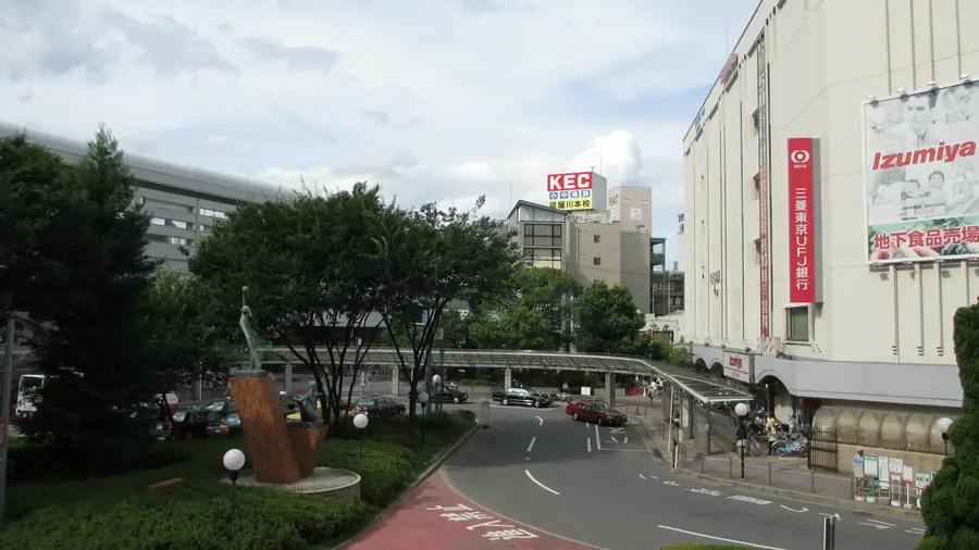 寝屋川市駅東口ロータリーとイズミヤSC寝屋川