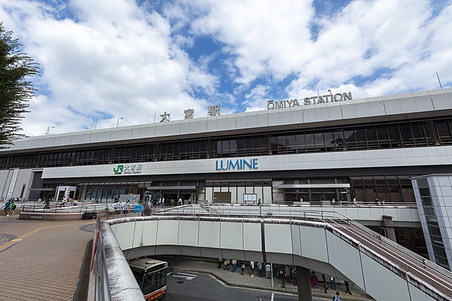大宮駅の駅舎と西口ペデストリアンデッキ