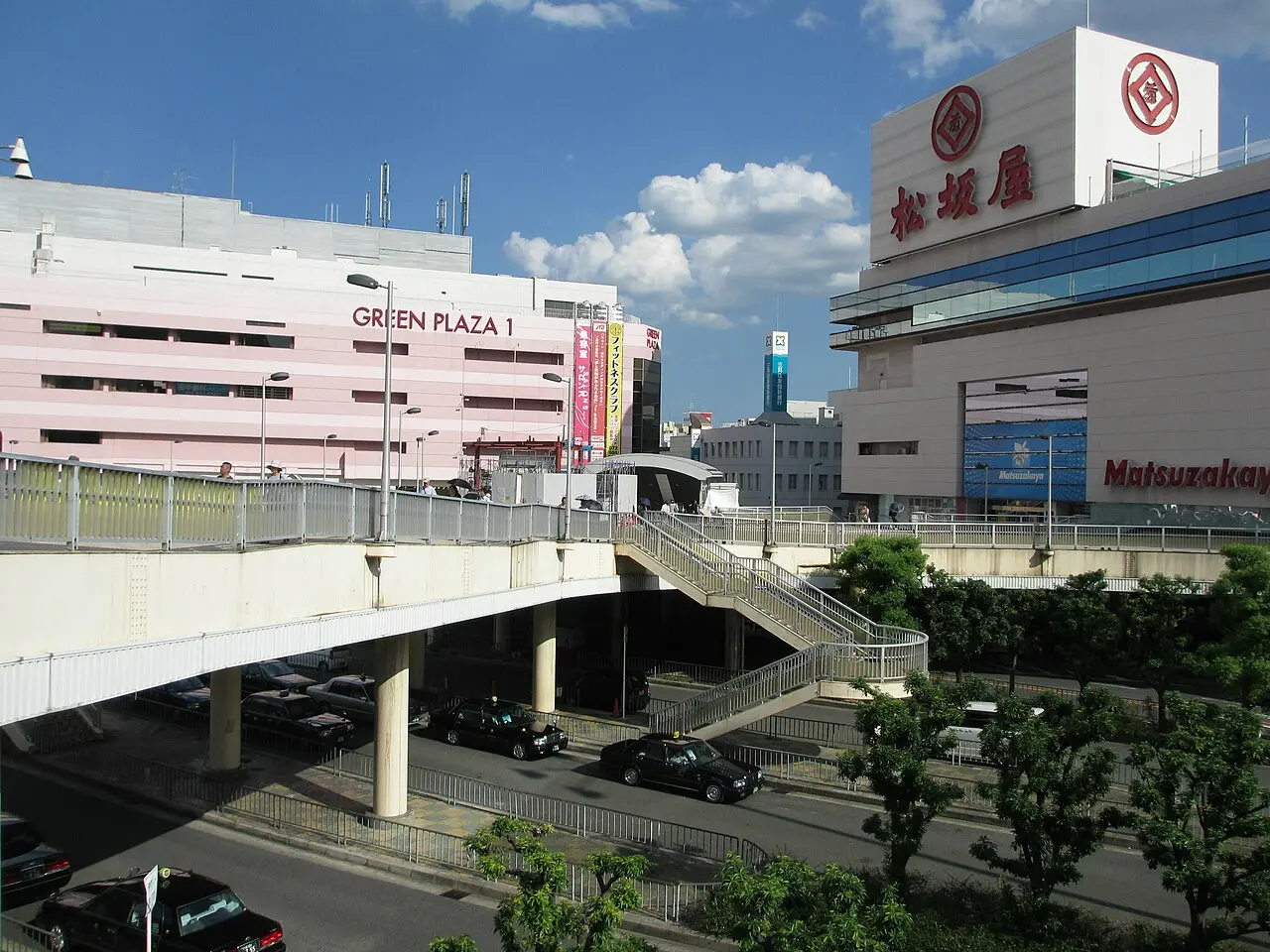 JR高槻駅南口側の松坂屋高槻店と駅前広場