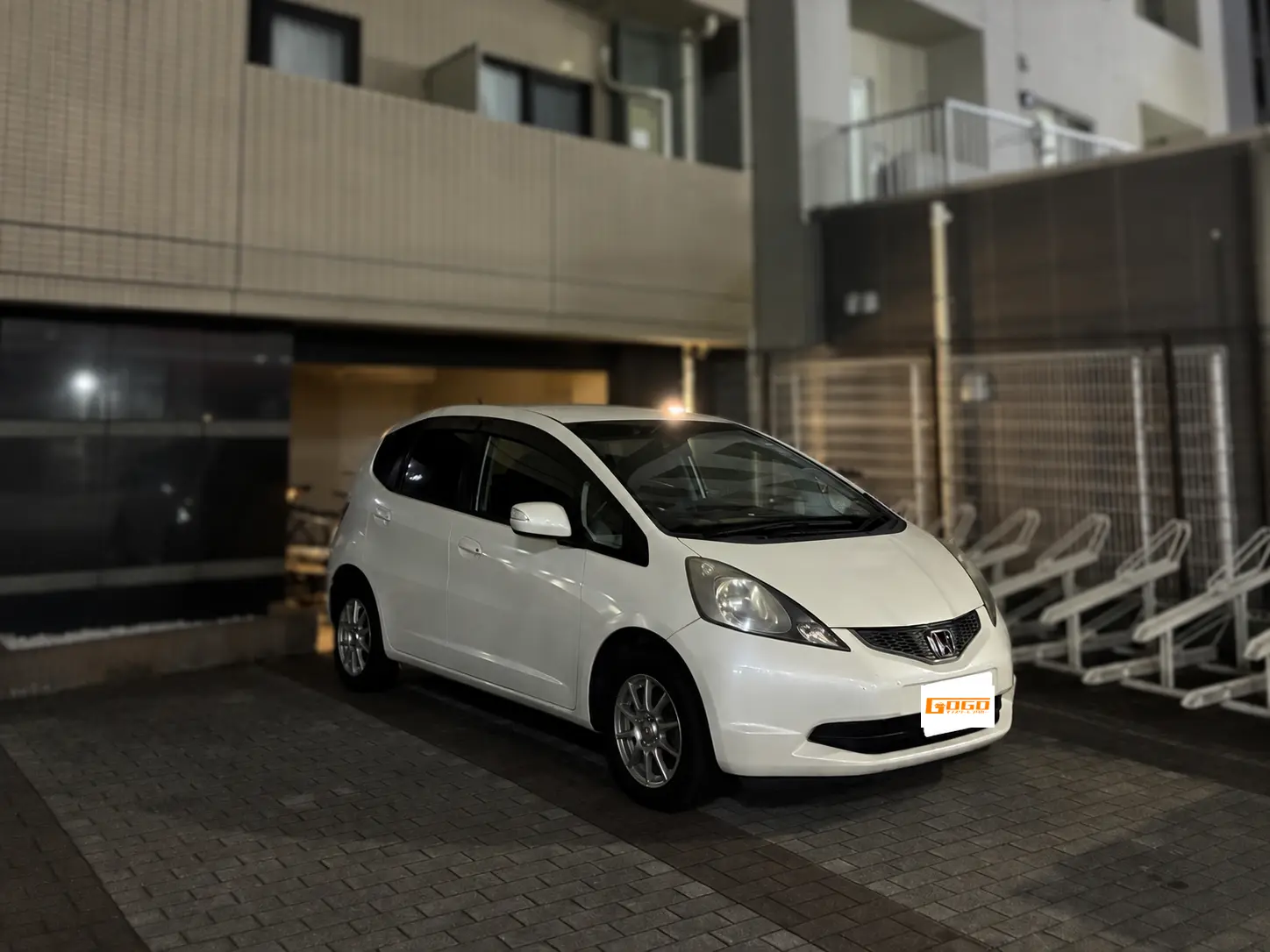 2026年9月2日に豊中市へお届けした白いホンダ フィット