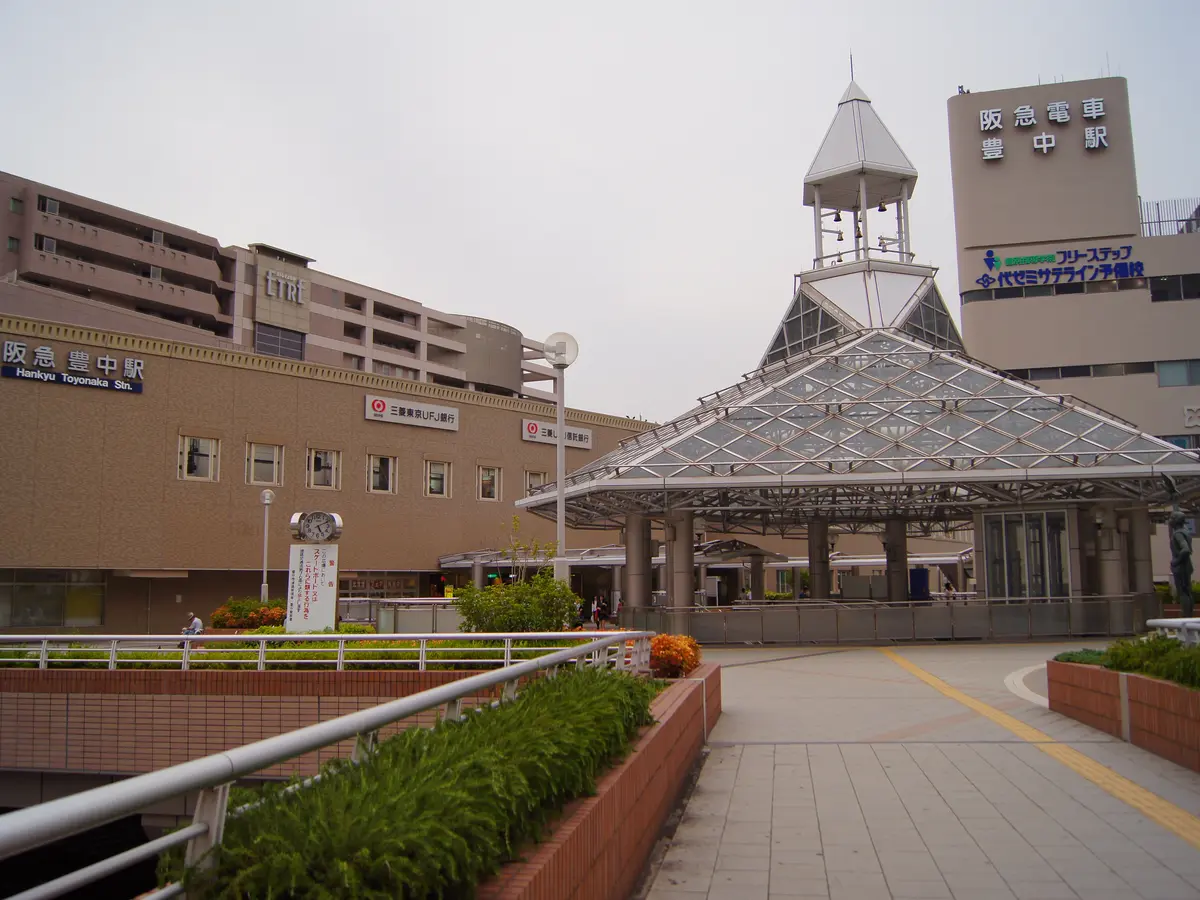 阪急豊中駅前の駅舎と広場