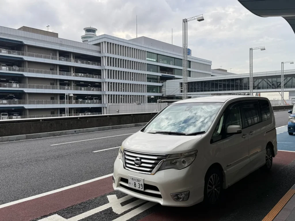 2026年10月20日 羽田空港第二ターミナルで帰省のお客様へ日産 セレナを宅配納車