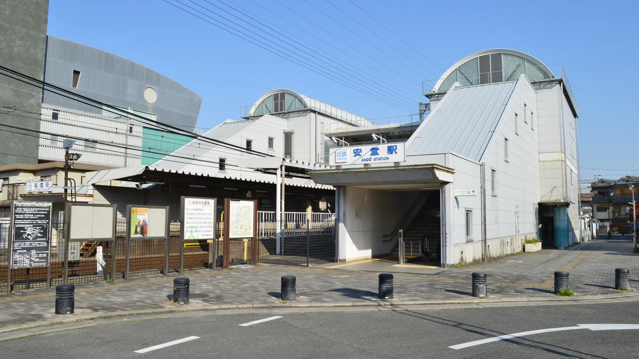 近鉄安堂駅の駅名看板がある駅舎の入口