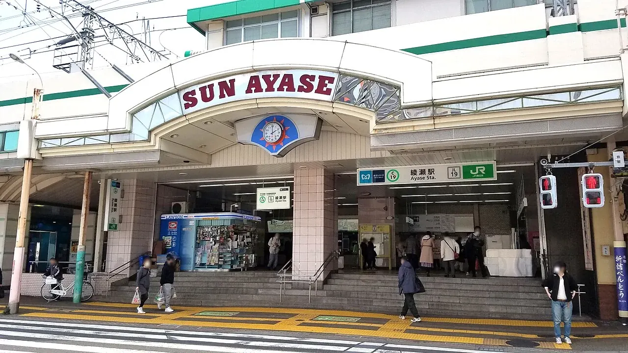 綾瀬駅東口の出入口と駅名表示