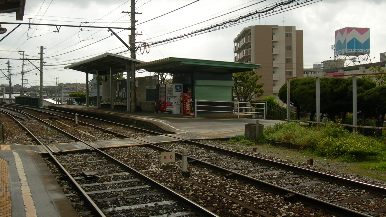 筑豊中間駅のホームと構内踏切