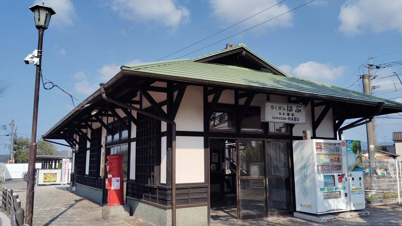 JR筑前垣生駅の木造駅舎と出入口（2026年撮影）