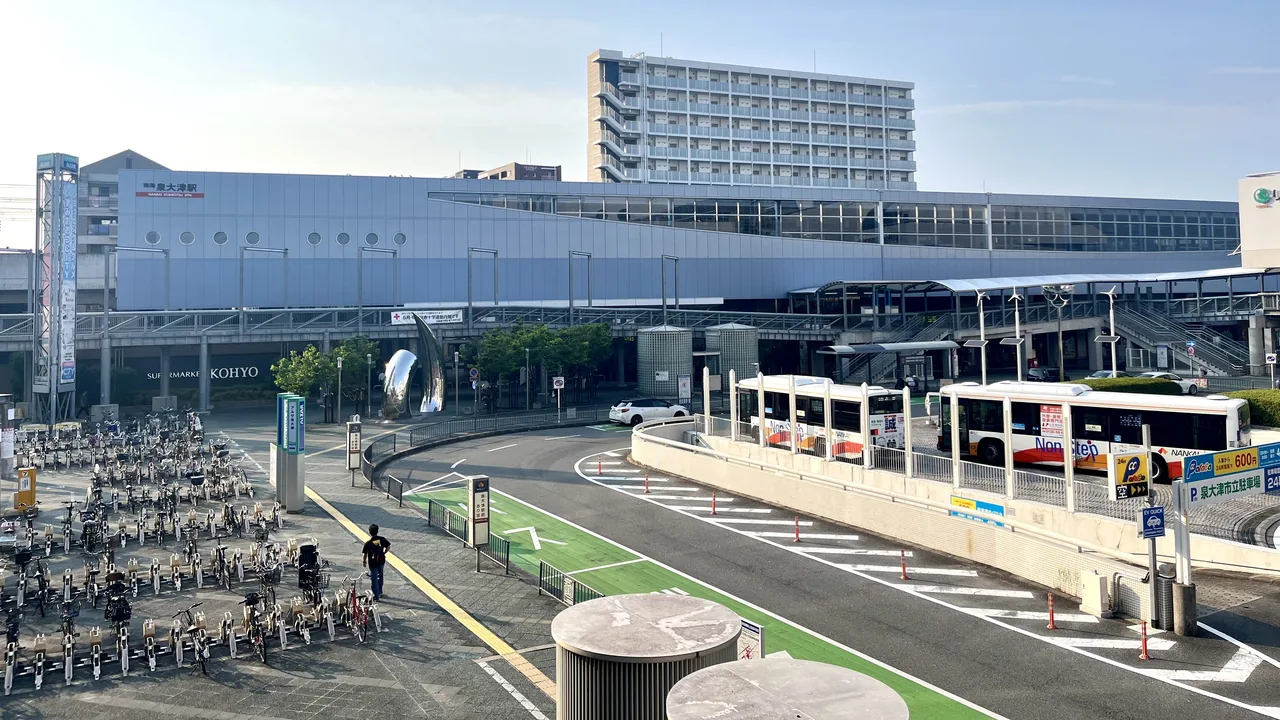 南海泉大津駅の高架駅舎と駅前のバスロータリー
