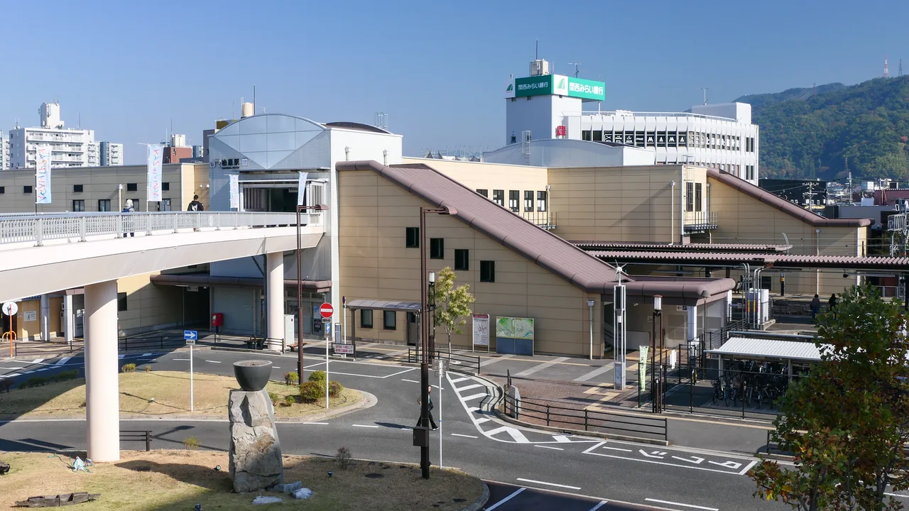 柏原駅西口の駅舎と駅前のロータリー