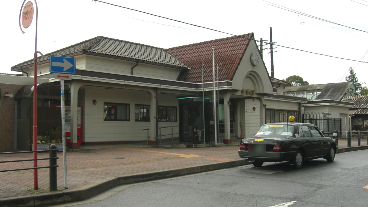 JR中間駅東口の駅舎と出入口（2008年3月撮影）