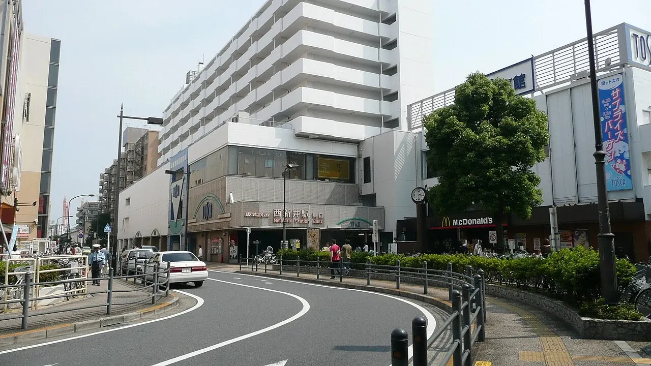 西新井駅東口の駅舎と駅前の道路