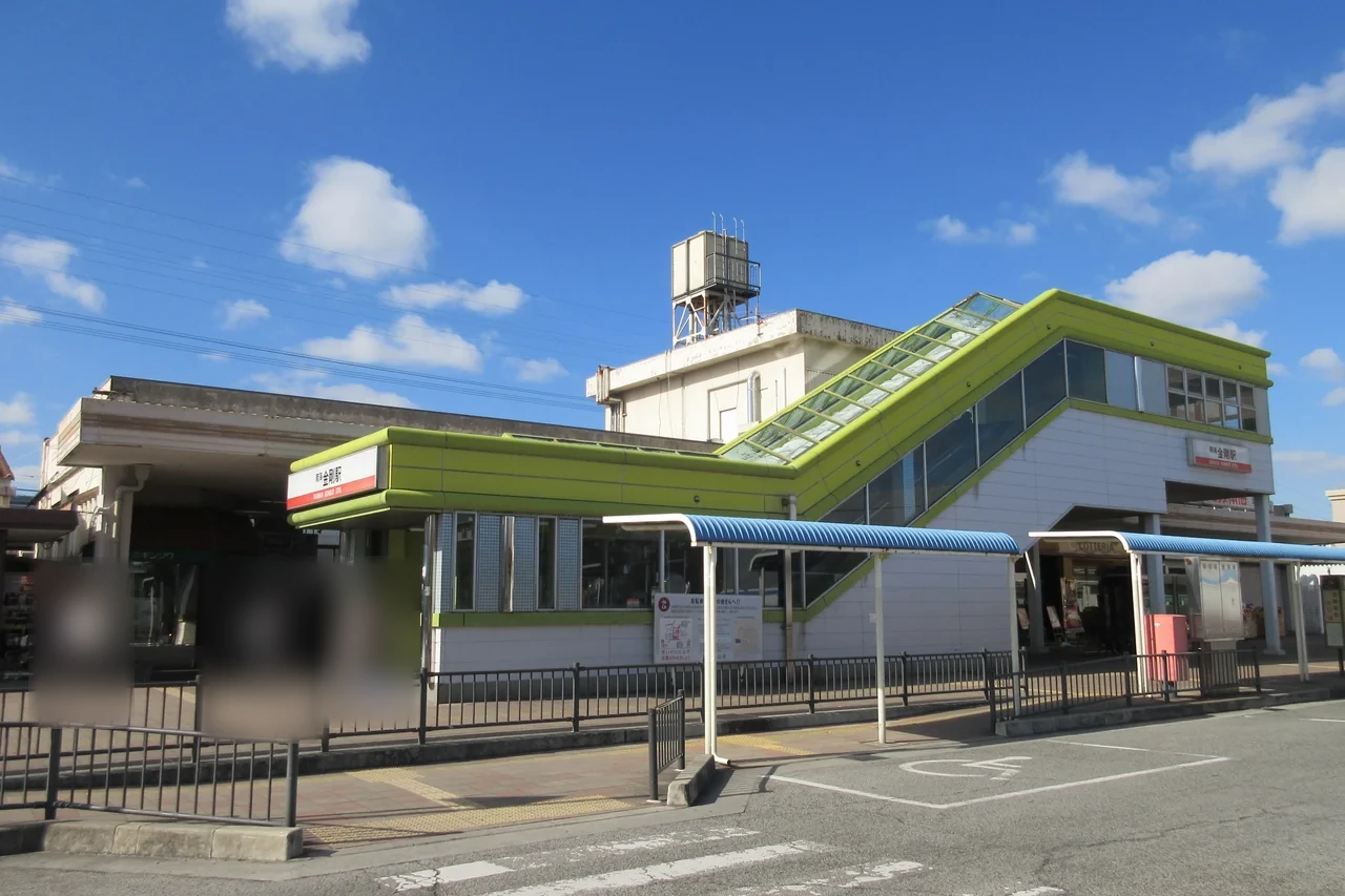 金剛駅東口の駅舎と駅前道路（2019年1月撮影）