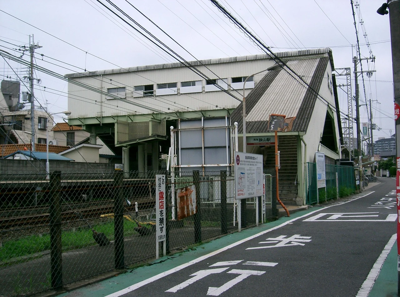 狭山駅の東側の階段と駅前道路（2007年7月撮影）